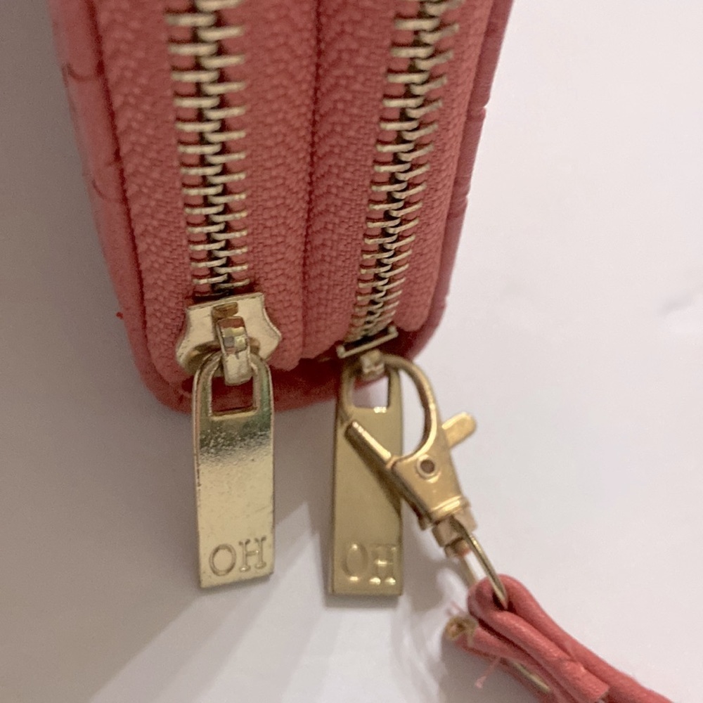 Clutch wristlet billfold. Has 2 separate compartments, stores all your cards.. - Picture 4 of 7